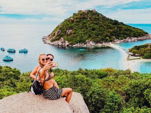 Thailand girls backpackers Koh Nang Yuan island