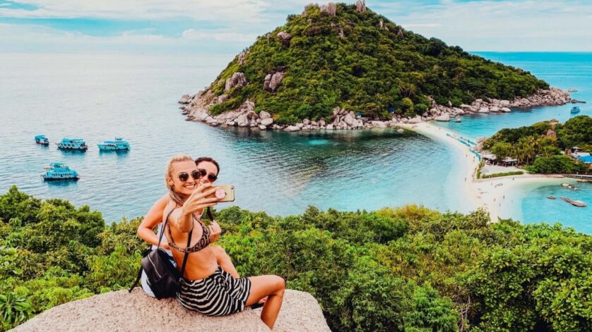 Thailand girls backpackers Koh Nang Yuan island